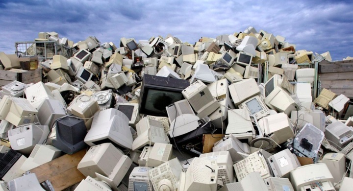 大量的廢舊電腦